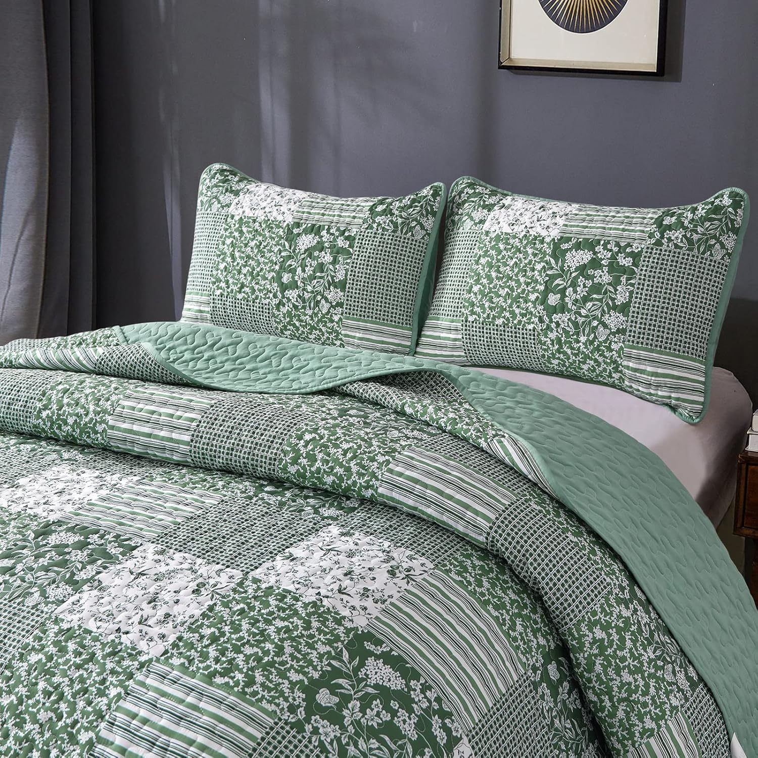 Delightful Quilted bedspread and pillowcovers set: Indulge in Comfort