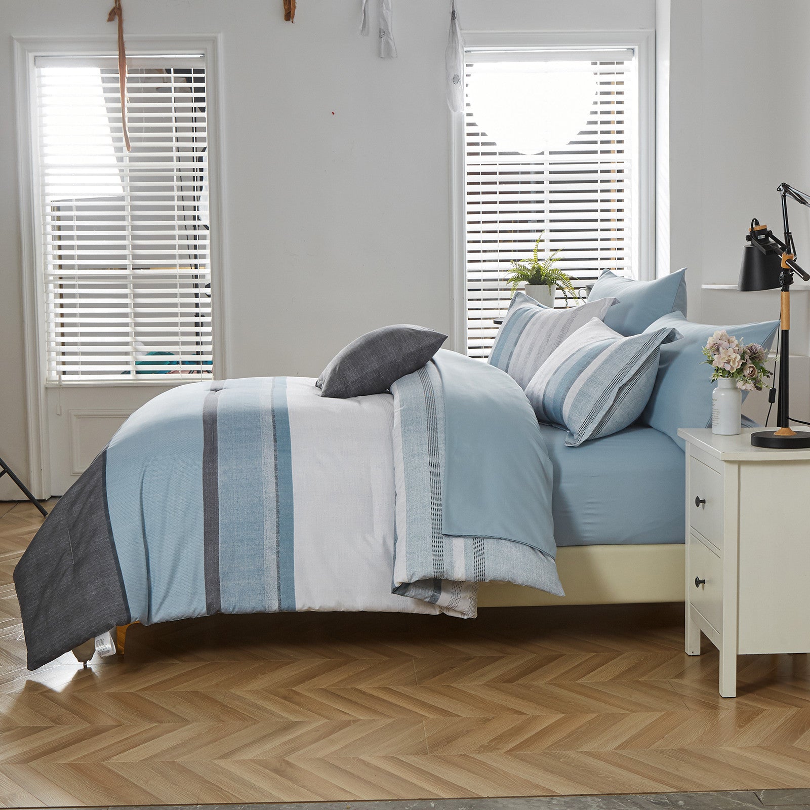 Floral Stripes Comforter Set, Stylish 3-Piece Bedding with Pillowcases