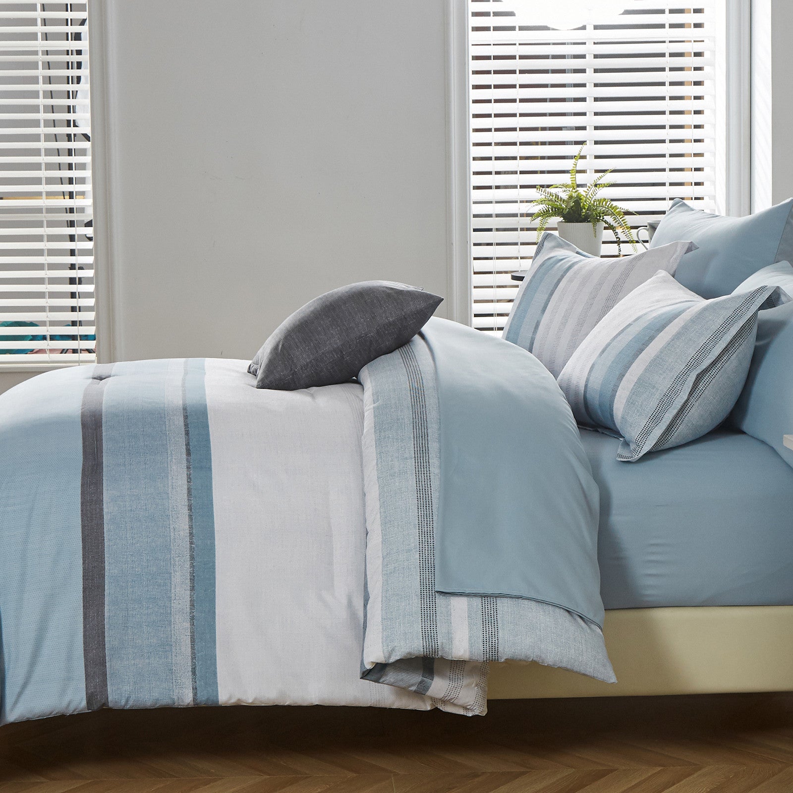 Floral Stripes Comforter Set, Stylish 3-Piece Bedding with Pillowcases