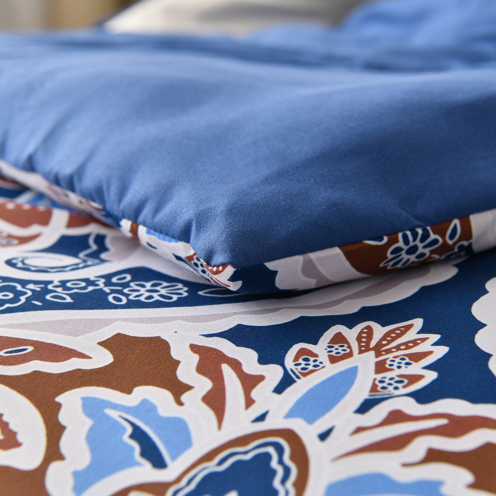 Floral Stripes Comforter Set, Elegant 3-Piece Bedding with Pillowcases