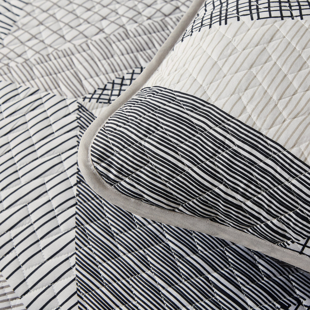 Charming urban pattern 3 Pc Bedspread & Pillow Cover Set