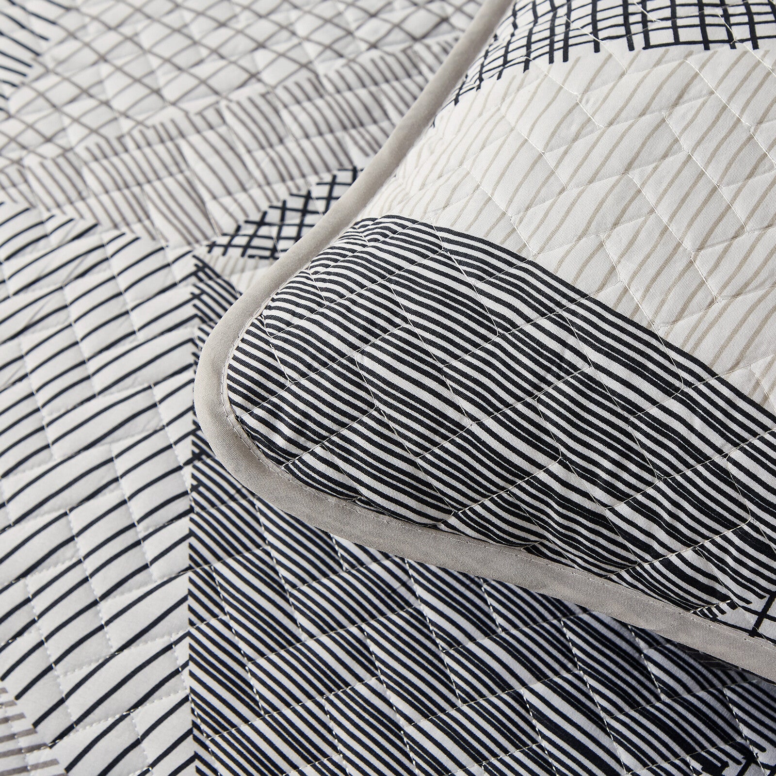 Charming urban pattern 3 Pc Bedspread & Pillow Cover Set