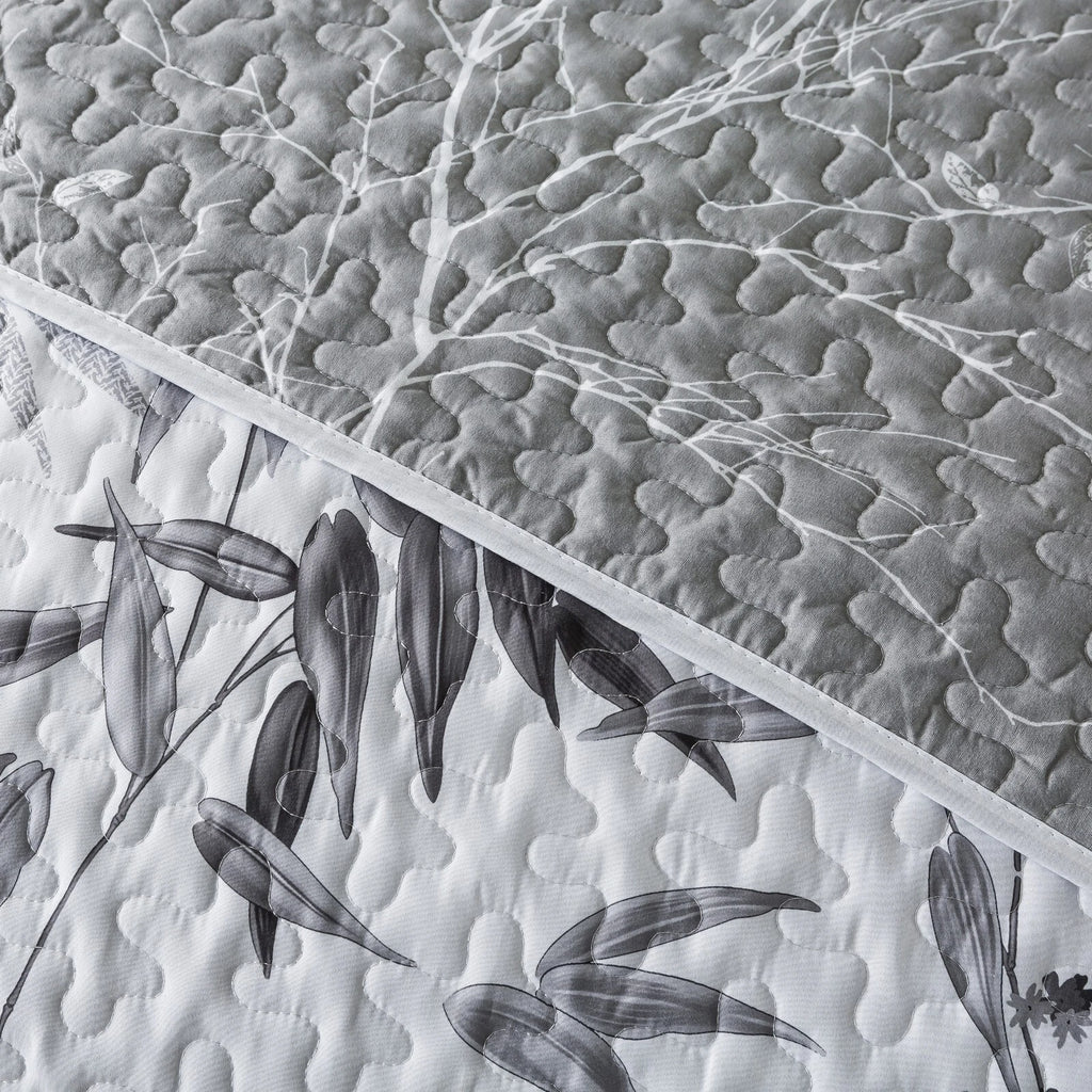 Finely Quilted Bedspread and Pillowcases Set: A Blend of Art and Comfort