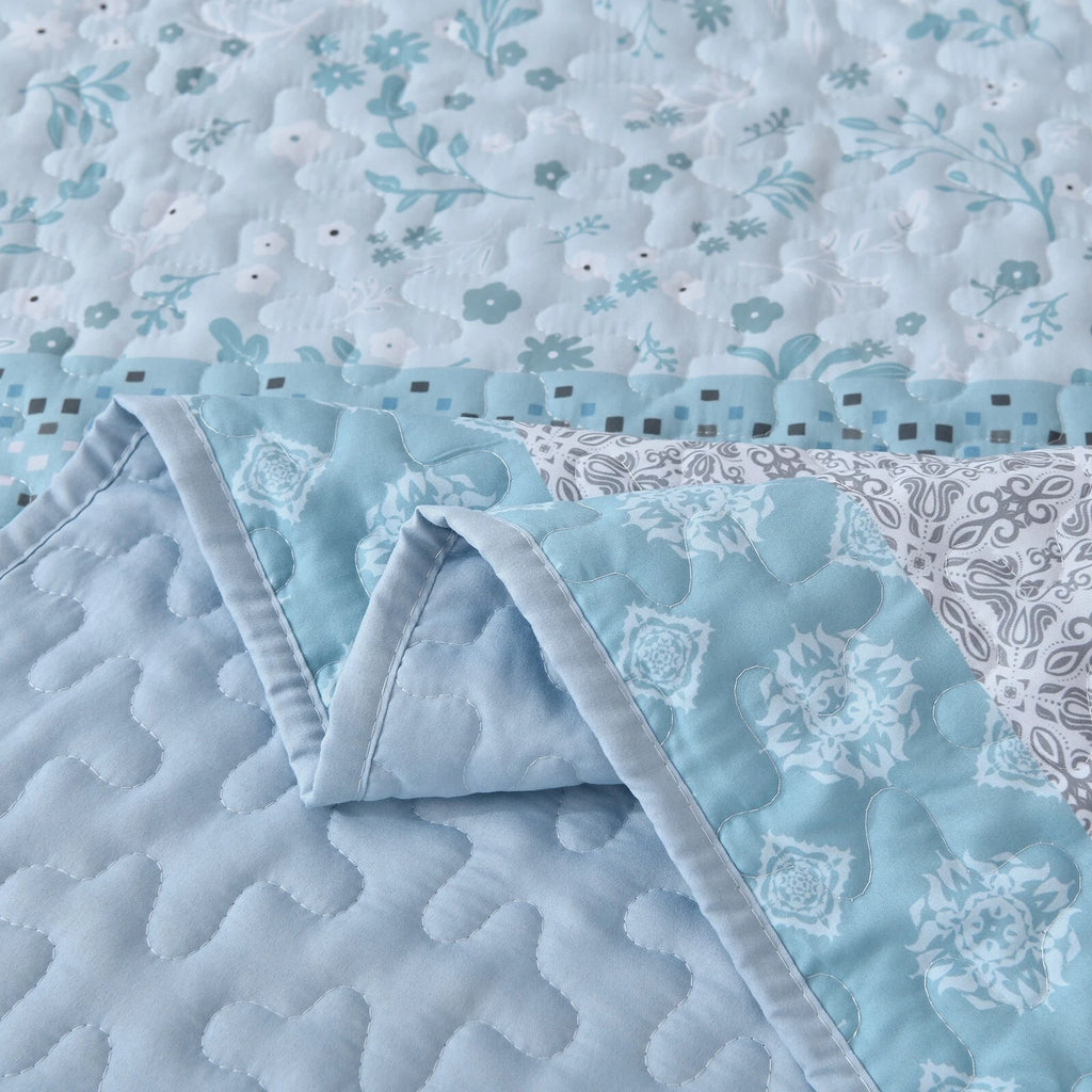 Peaceful Quilted coverlet and pillowcovers set: Relax and Unwind