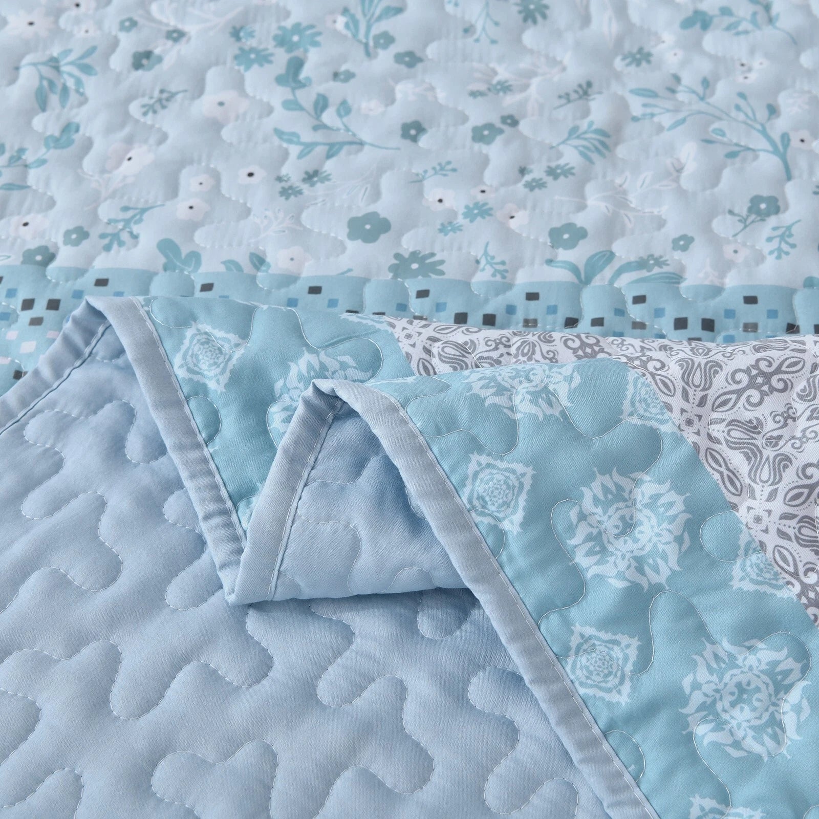 Peaceful Quilted coverlet and pillowcovers set: Relax and Unwind