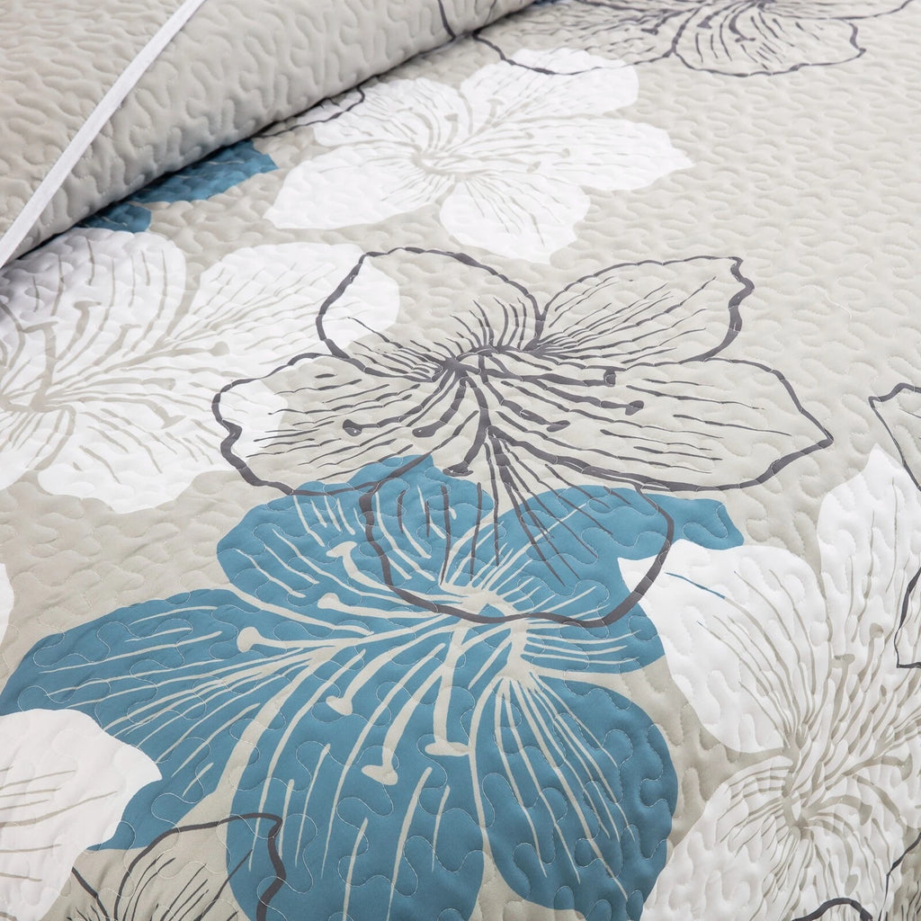 Intricate Quilted Coverlet and Pillowcases Set: Artistry in Every Stitch
