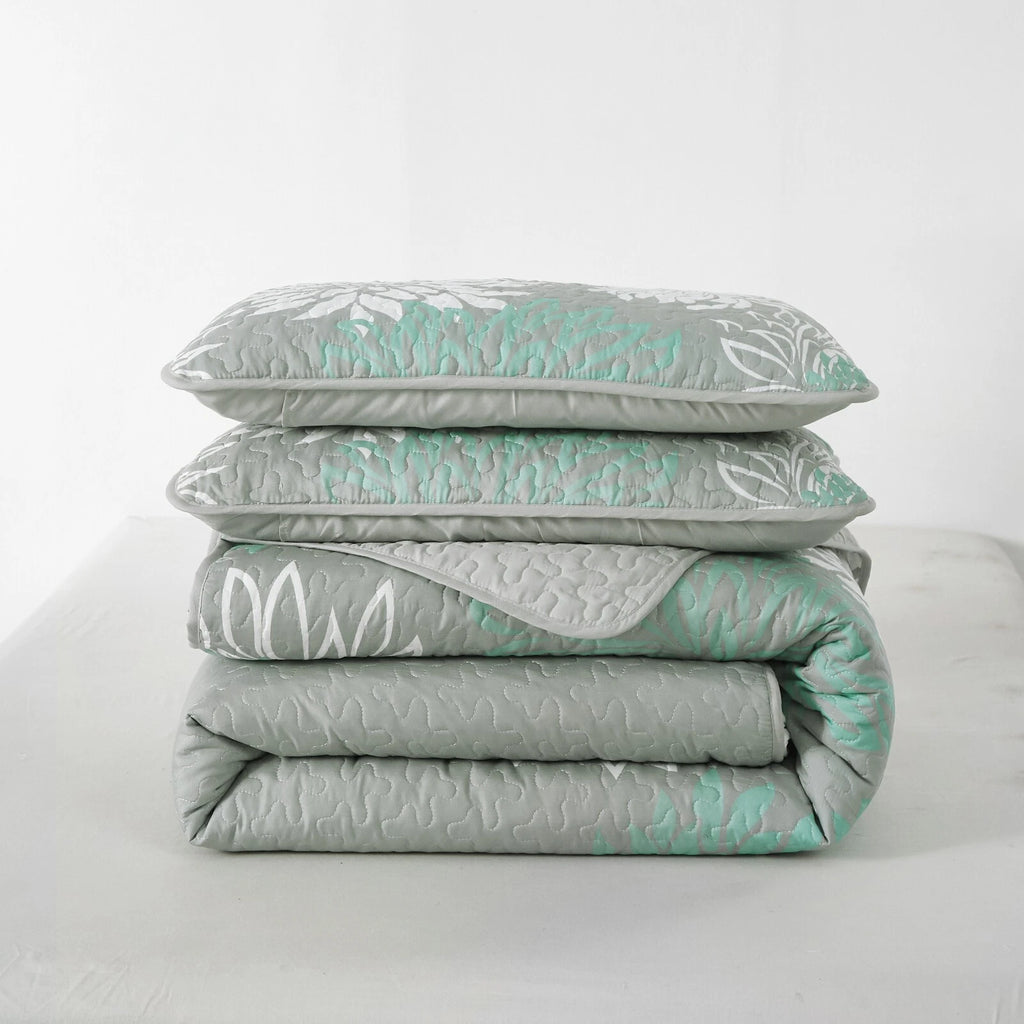 Elegant Quilted Bedspread and Pillowcases Set: Infuse Your Bedroom with Charm