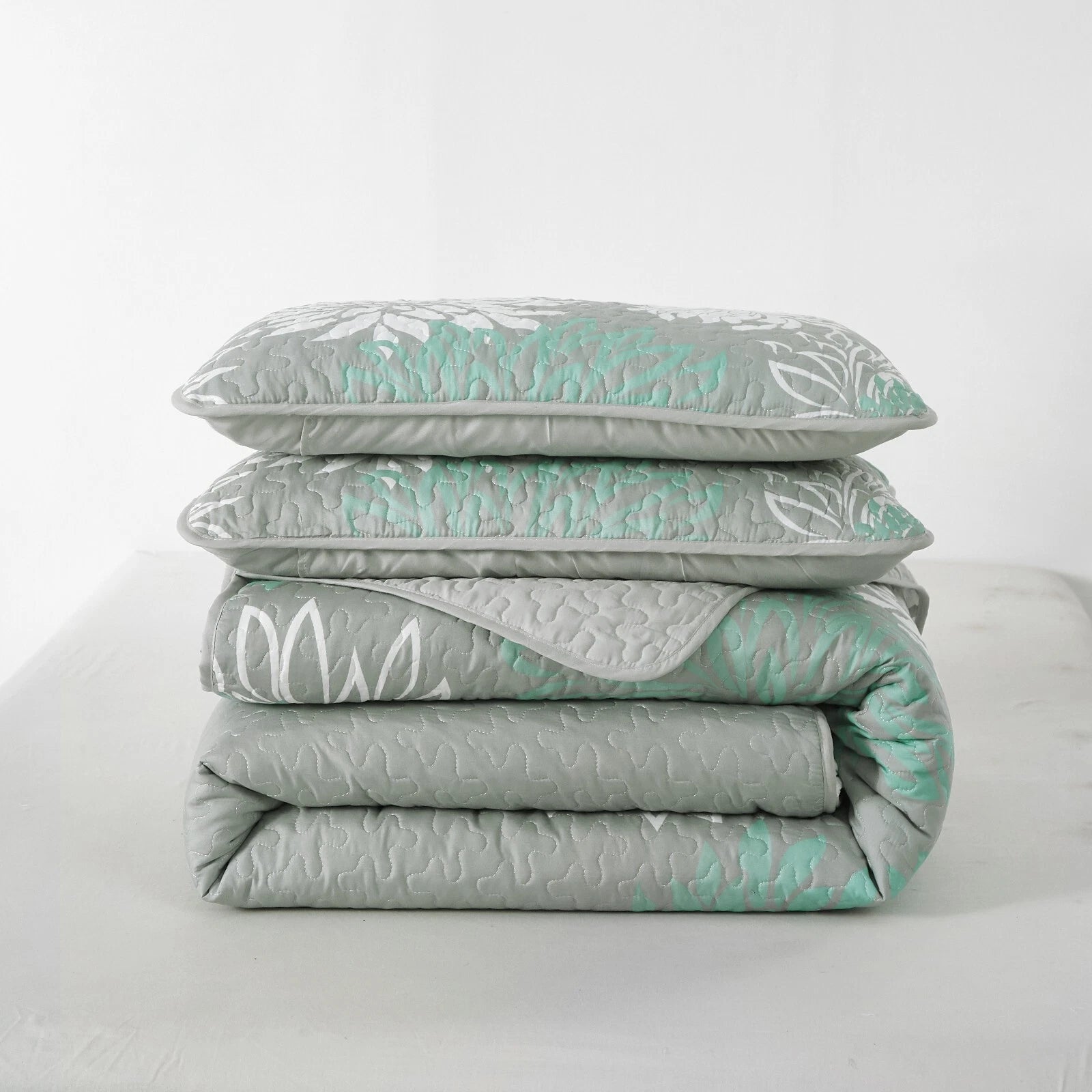 Elegant Quilted Bedspread and Pillowcases Set: Infuse Your Bedroom with Charm