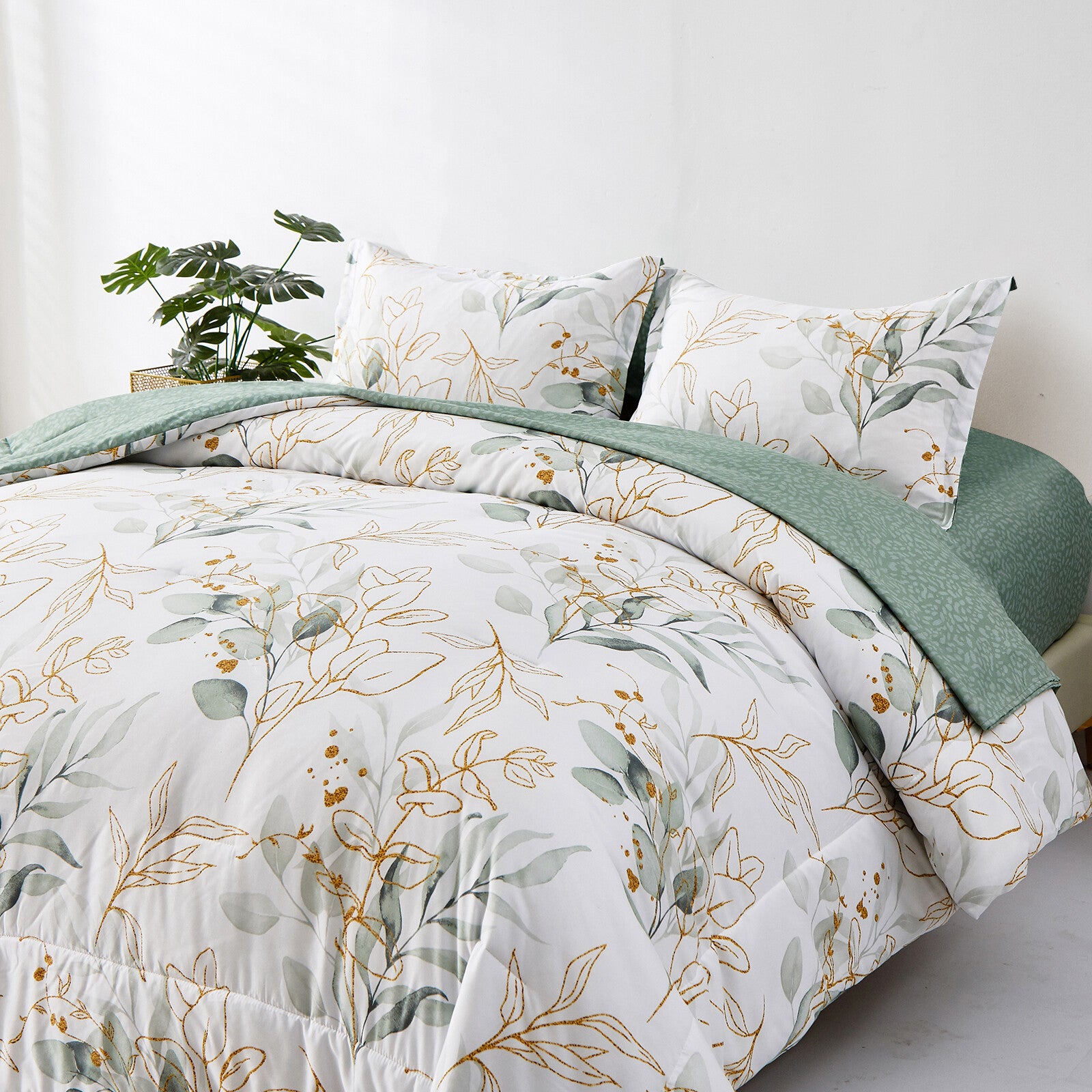 Soft Leaves Comforter Set, Plush Quilted Bedding with Pillowcases